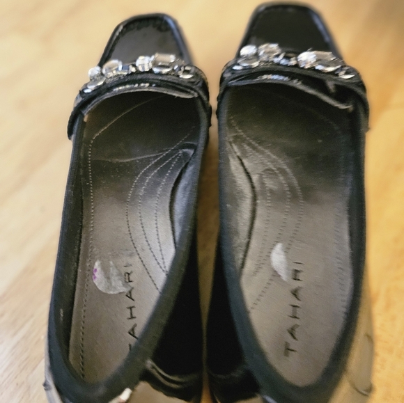 TAHARI JEWELED FLATS - Picture 5 of 5